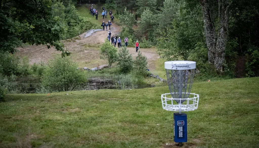 Personer som spelar i en discgolfturnering i samband med ett företagsevent på Ale Loge.
