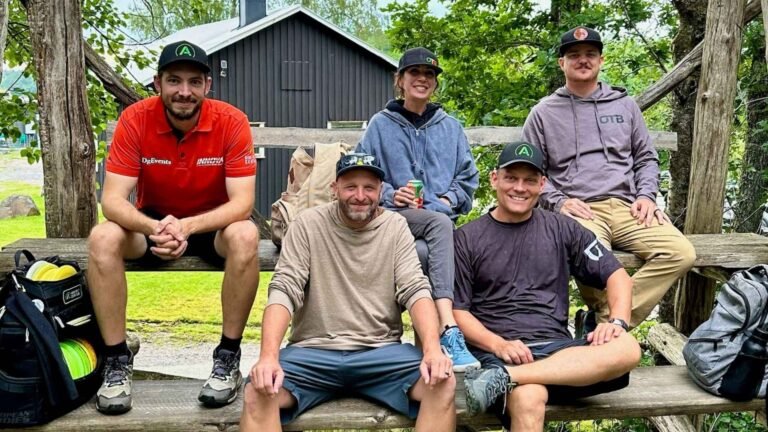Teambuilding med discgolf - kul och utmanande. Deltagarna gör sig redo.