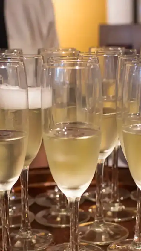 Champagnen flödar i Ale Loge festlokal