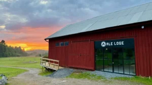 Solnedgång vid festlokalen Ale Loge