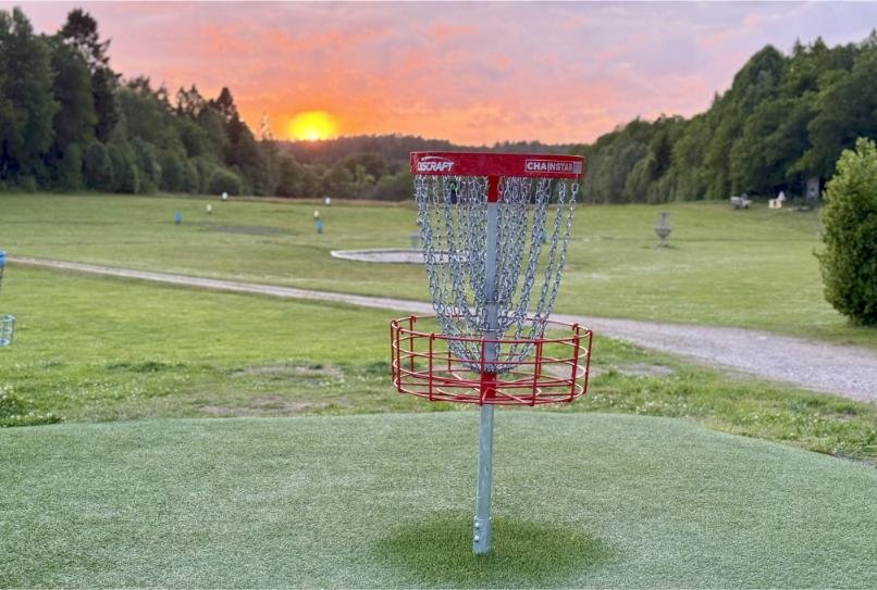 Företgagsaktivitet Discgolf i solnedgång